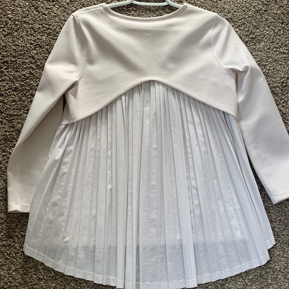 Lululemon pleat on - Picture 2 of 2